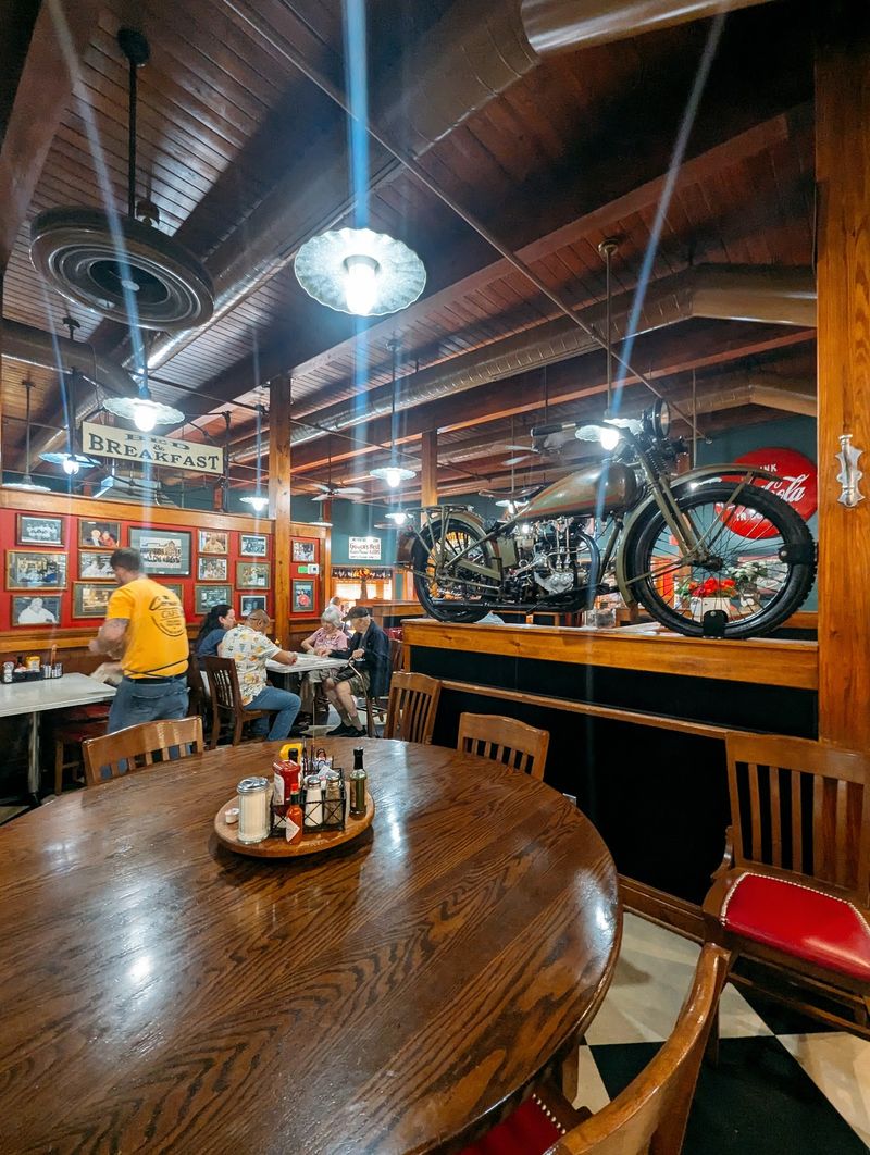 Corner Cafe Riverside, Riverside, MO