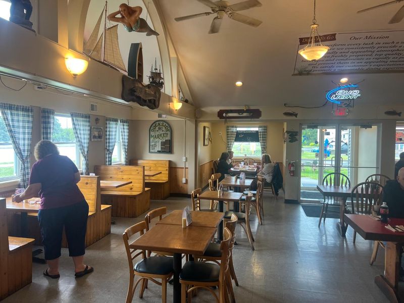 Counter Service and Quirky Walls