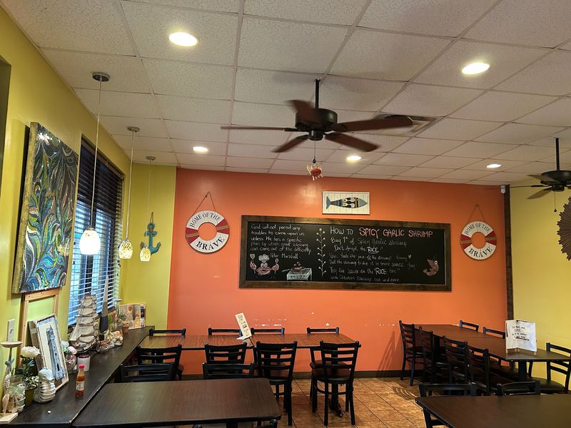 Cozy Room, Mostly Takeout Crowd