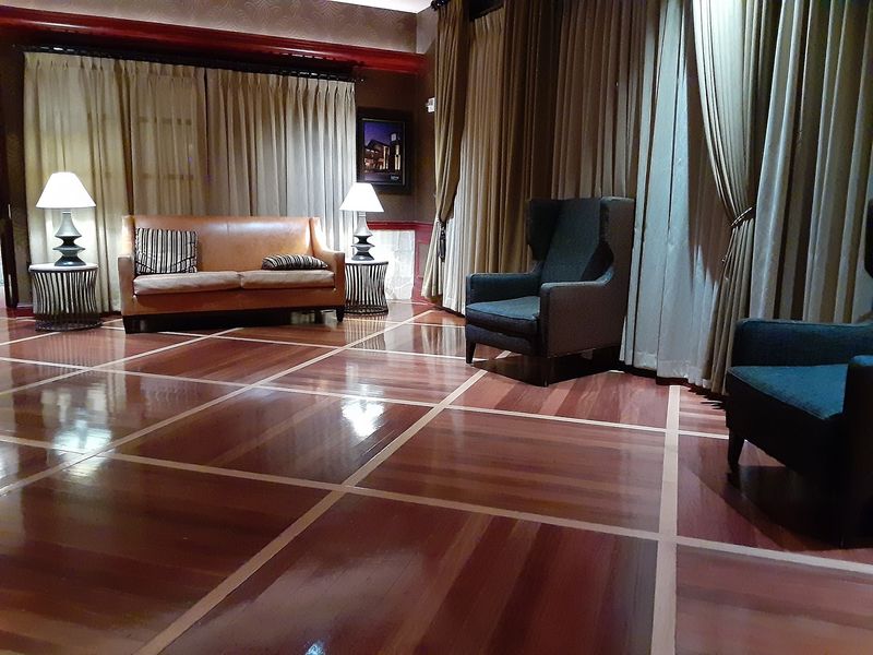 Dark Wood, Deep Booths, and Space to Stretch Dark Wood, Deep Booths, and Space to Stretch