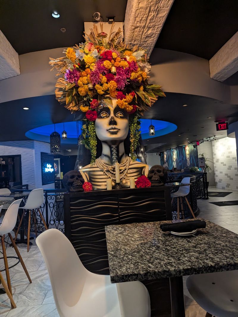 Decor That Mixes Tradition and Glass Art Decor That Mixes Tradition and Glass Art