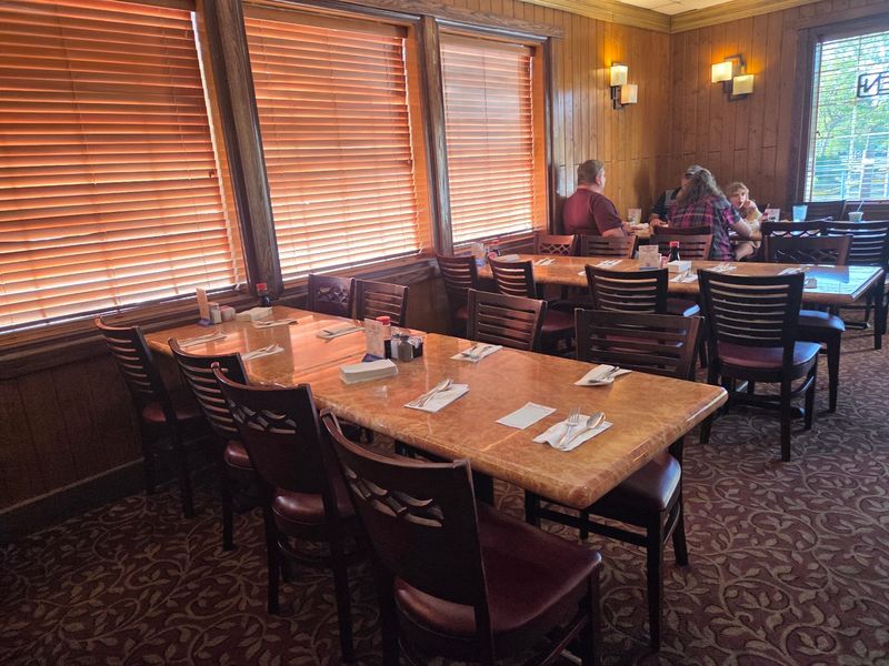 Family Tables and Easygoing Vibes