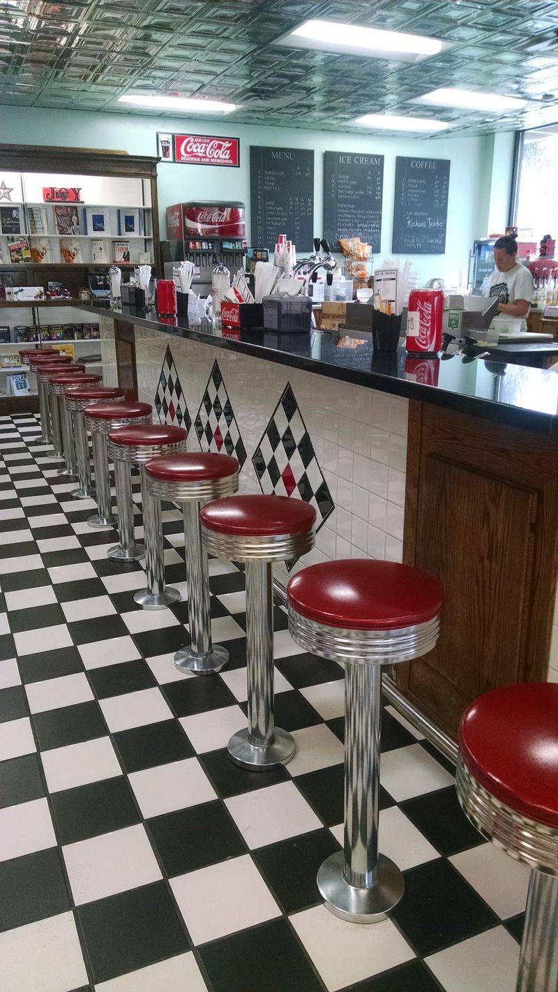 Fifties Decor at the Counter Fifties Decor at the Counter
