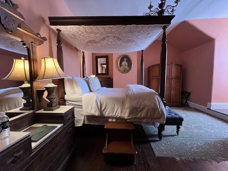 Four-Poster Beds and Claw-Foot Tubs Four-Poster Beds and Claw-Foot Tubs