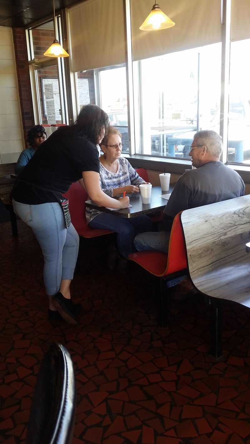 Friendly Faces and Mixed Reviews on Service