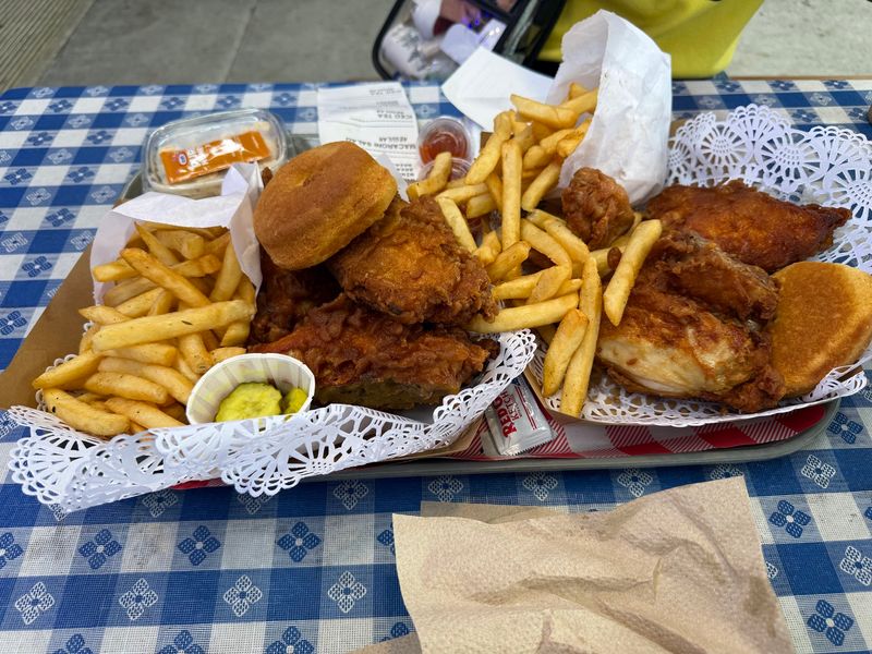 Honey, Hot Sauce and the Sweet-Spicy Trick Honey, Hot Sauce and the Sweet-Spicy Trick