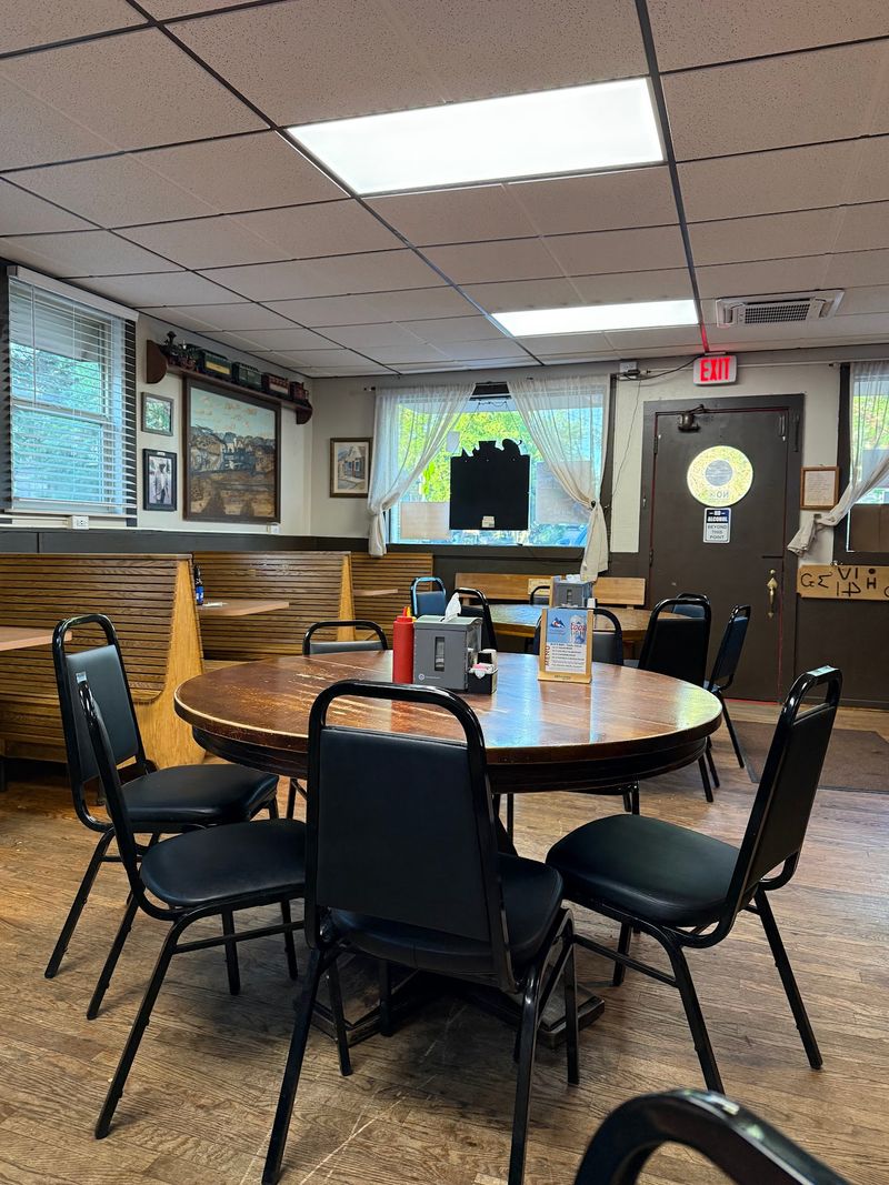 Hours, Crowds and Shared Tables