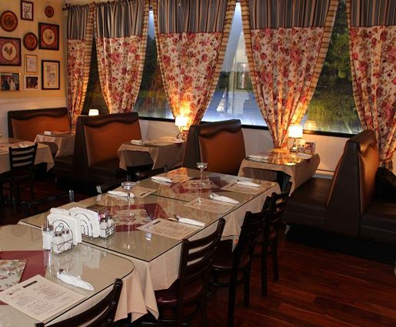 Jazz, Cozy Tables, and a Bilingual Welcome