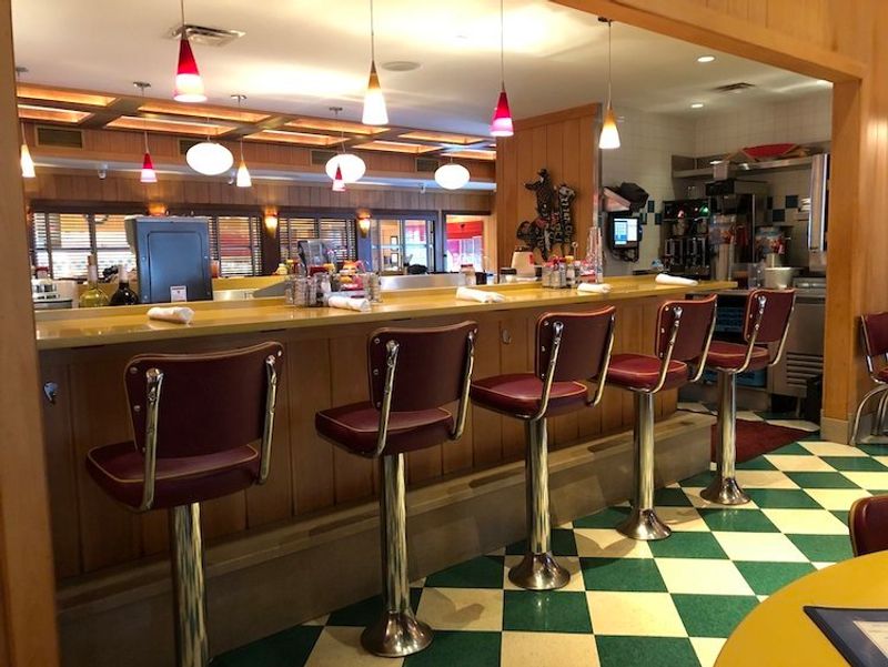 Lively Rooms, Counter Seats and Family Tables