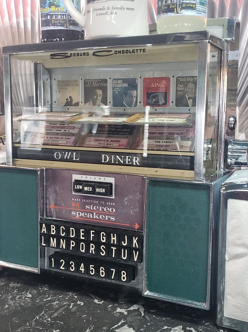 Mini Jukeboxes and a Retro Mood