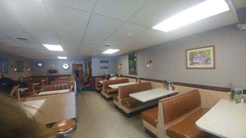 Mom and Pop Atmosphere, Regulars Welcome