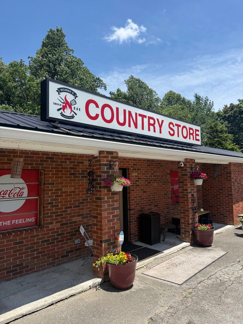 Momma D Smokin’ OAK Country Store., McKee, KY