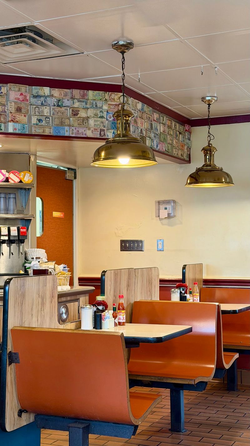 Old-School Charm in a Small Dining Room