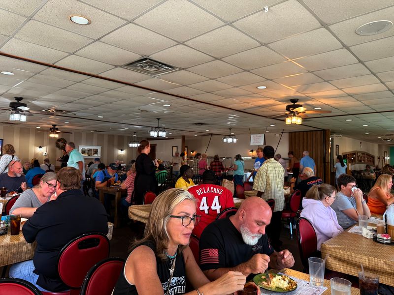 Plain Room, Busy Tables Plain Room, Busy Tables