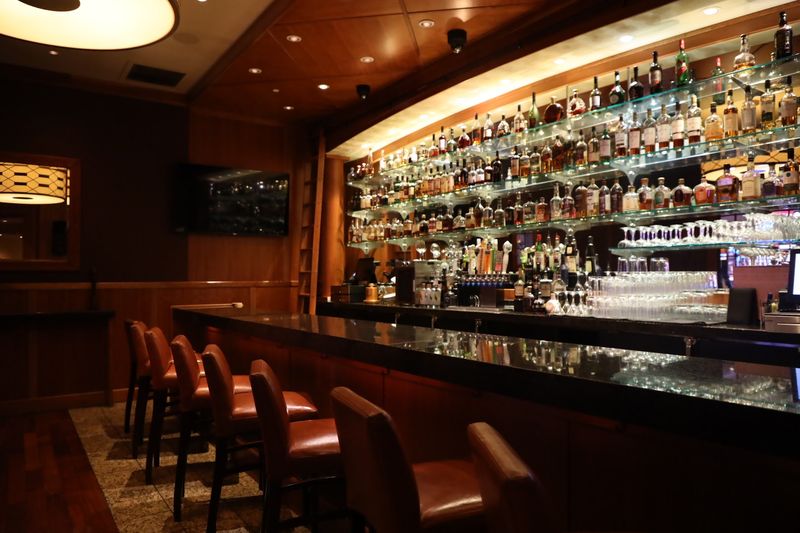 Quiet Elegance Beyond the Slot Machines
