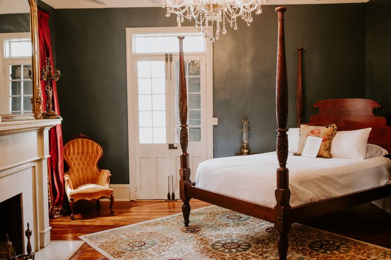 Rooms Dressed in Antique Furniture and Vintage Charm Rooms Dressed in Antique Furniture and Vintage Charm