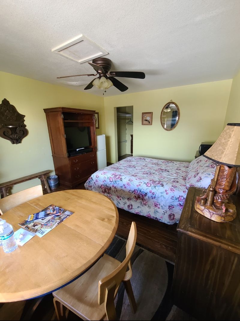 Rooms With a Frontier Flavor Rooms With a Frontier Flavor