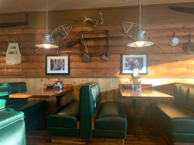Rustic Rooms and a Busy Buzz