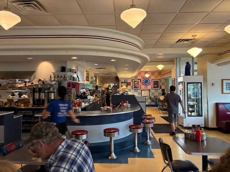 Seats for Solo Diners and Crowds