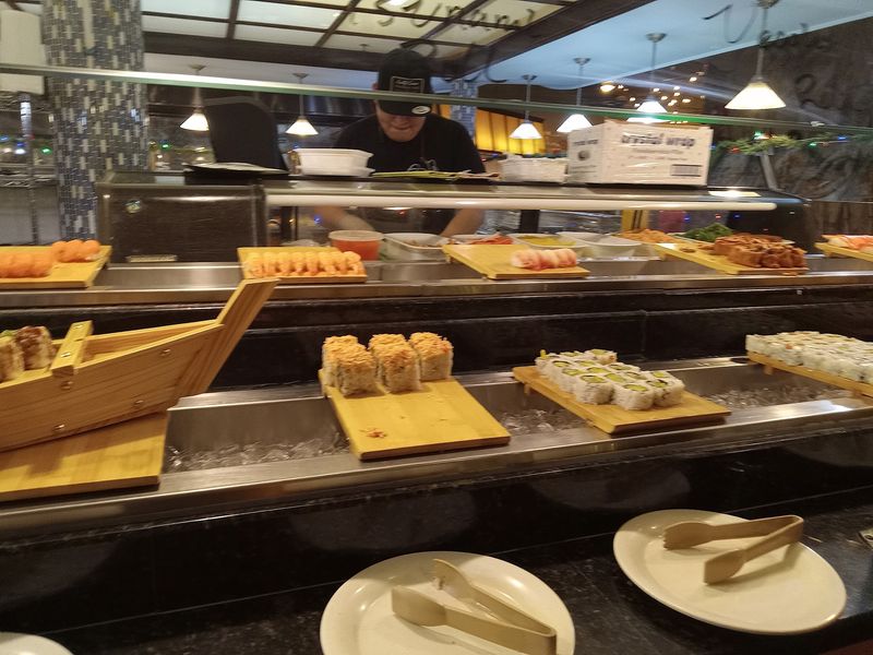 Servers Who Keep Plates Moving Servers Who Keep Plates Moving