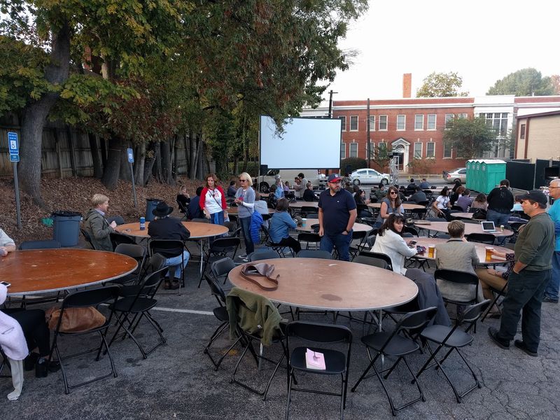Service, Crowds, and Honest Mixed Reviews