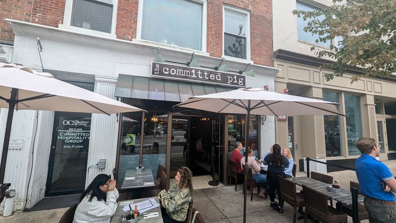 Sidewalk Seating For Fair-Weather Brunches