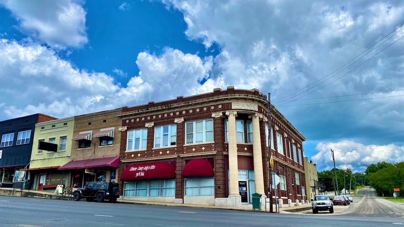 Small-Town Life You Can Feel Small-Town Life You Can Feel