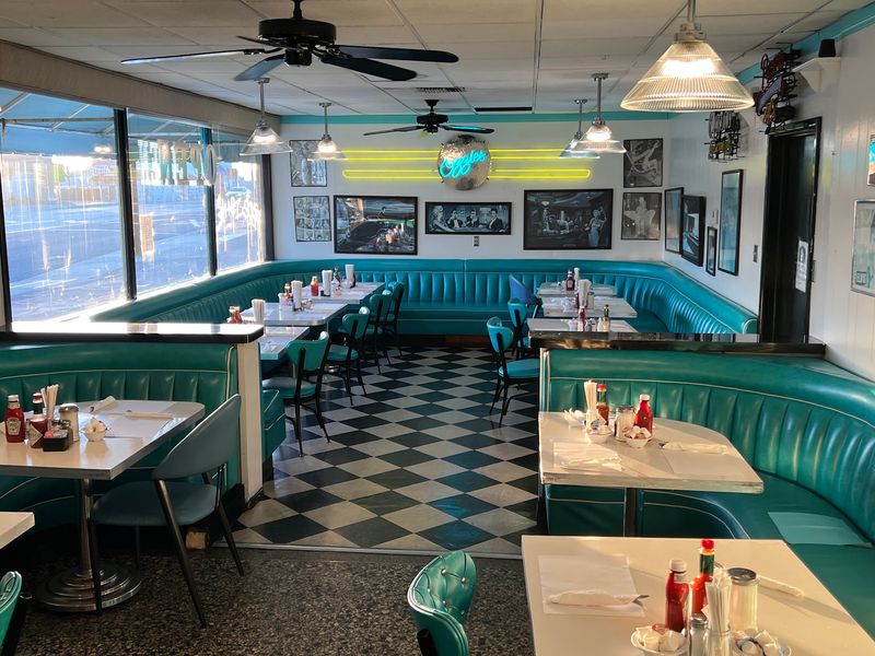 Spotless Booths and a Cozy Feel