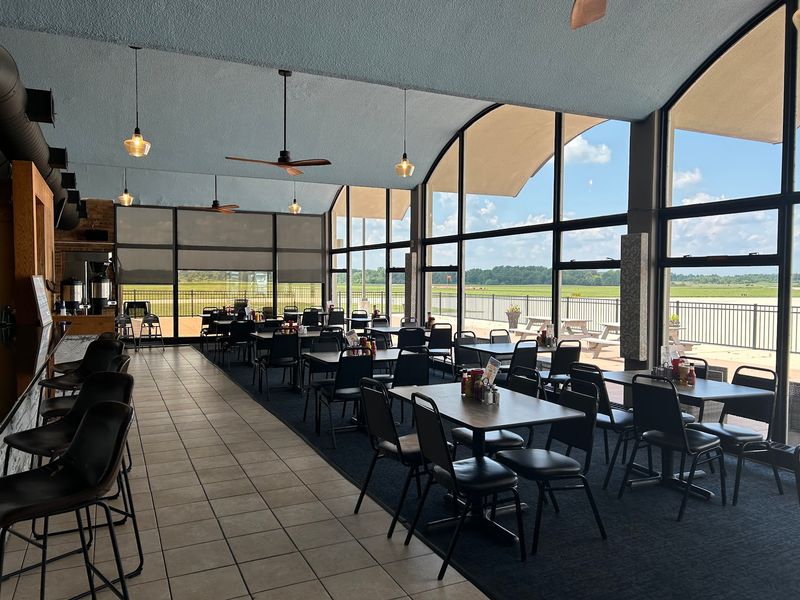 TAILDRAGGERS BAR & GRILL, Jackson, MI