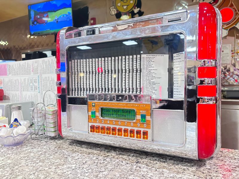 Tabletop Jukeboxes and Oldies on Repeat