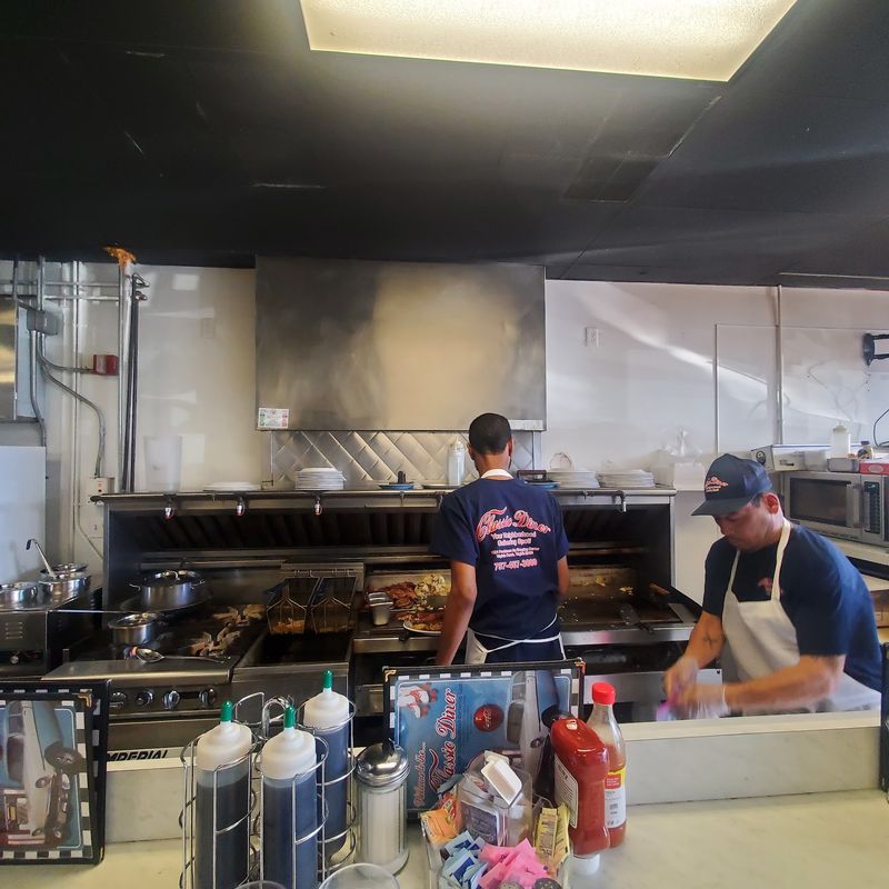 The Grill That Faces the Crowd