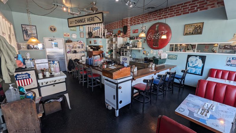 Vintage Walls and a Throwback Theme