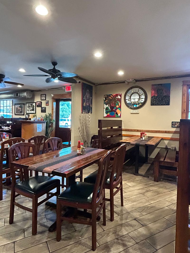 Warm Welcomes Inside a Snug Dining Room