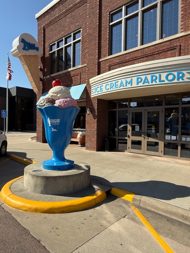 Wells Visitor Center & Ice Cream Parlor, Le Mars, IA