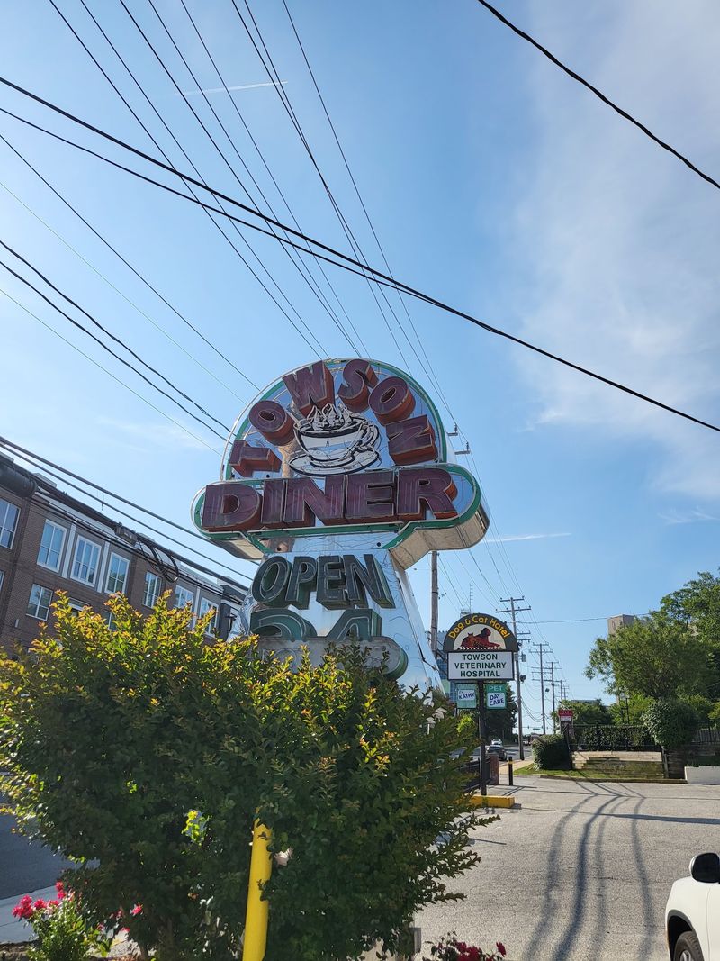 Why the Neon Still Pulls People In Why the Neon Still Pulls People In