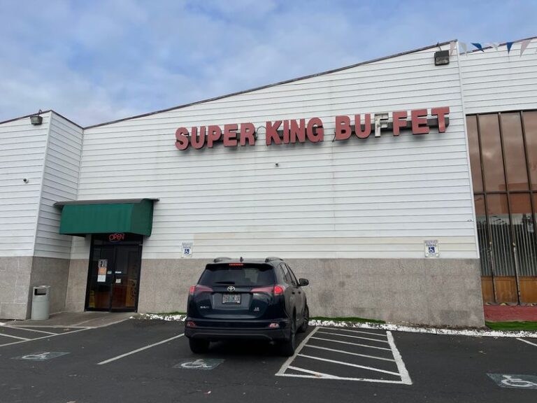Oregon Seafood Lovers Crack Crab Legs And Raid The Oyster And Sushi Bars At This All-You-Can-Eat Chinese Buffet
