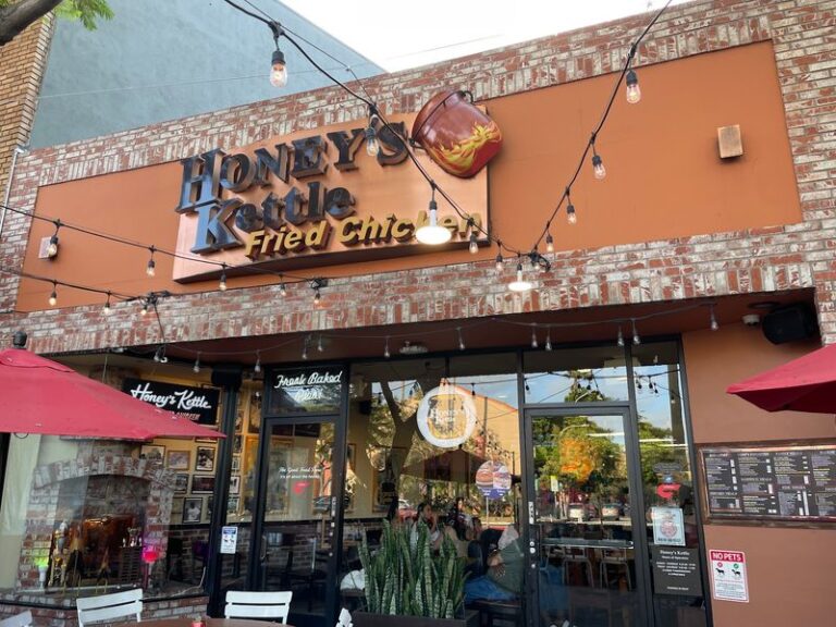 Culver City Locals Swear By The Crunchy Fried Chicken And Biscuits At This Casual California Spot
