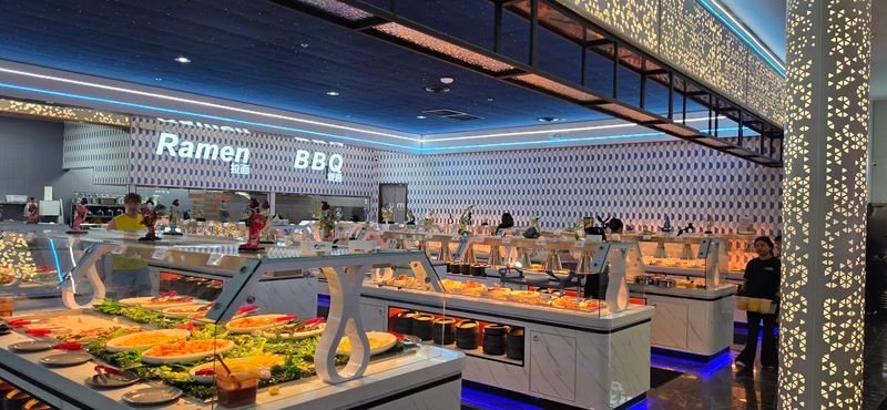 Arizona Seafood Lovers Finally Have A Tempe Buffet Where Snow Crab, Lobster, And Sashimi Fill Their Plates