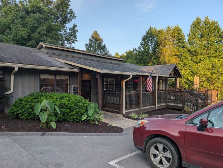 Just Outside Gatlinburg’s Bustle, Travelers Keep Stopping At This Tennessee Mountain Diner For Waffles And Country Benedict