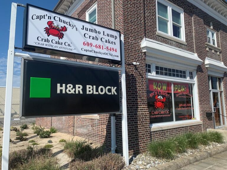 Regulars Say This Ocean City, New Jersey Seafood Market Makes The Best Crab Cakes In Town