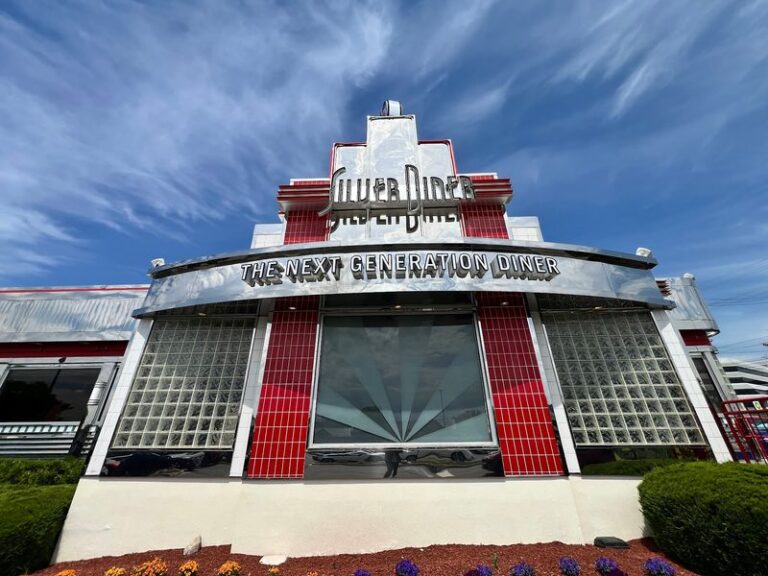 This Retro Maryland Diner Takes You Back In Time With Jukebox Tunes And Crab Cake Melts