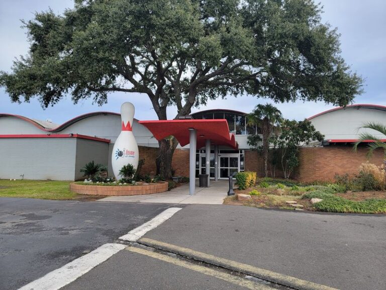 Family-Owned Since 1960, This Retro Bossier City Bowling Alley Is Still Rolling Strikes In Louisiana