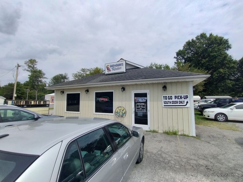 Crowds Line Up For All-You-Can-Eat Fried Chicken At This Weekends-Only Family Kitchen In Southern Illinois