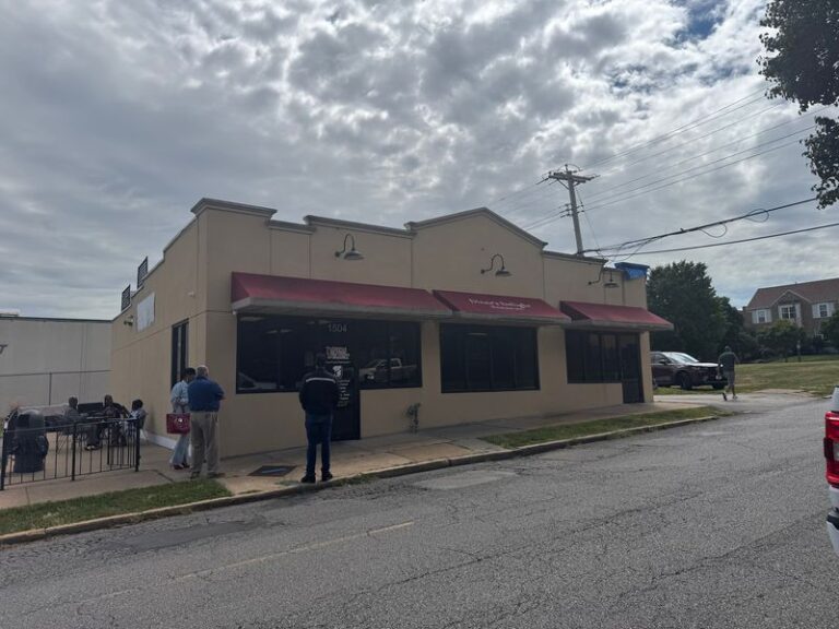 For Down-Home Fried Chicken And Pancake Cornbread, This Long-Standing Missouri Soul Food Diner Delivers