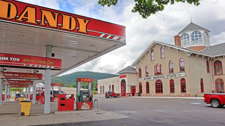 Why Do Pennsylvania Road-Trippers Stock Up At Sheetz And Wawa Rivals Like Turkey Hill? These 7 Convenience Stops Explain It