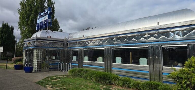 Breakfast At This ’50s-Style Diner In Vancouver, Washington Comes With A Chicken-Fried Steak Benedict From Another Era