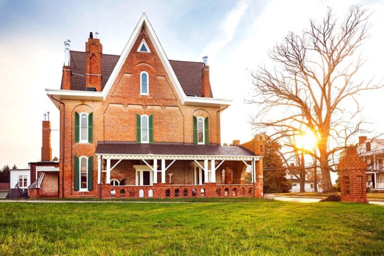 A Haunted Past Hangs Over This Crumbling North Carolina Mansion You Can Still Tour