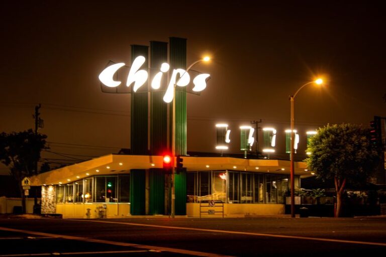 Nine California Roadside Diners Where The Neon Sign Has Glowed Since The 9s