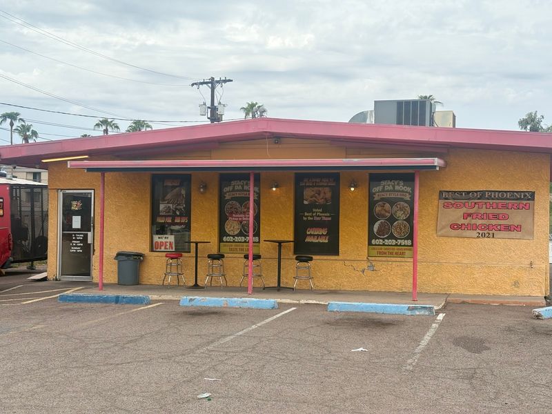 This Tiny Phoenix Soul Food Spot Has Just 5 Booths, And Arizona Locals Rave About Its Crispy Fried Chicken And Catfish