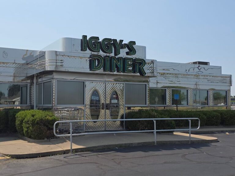 Old Route 6 Still Runs Past These 6 Missouri Diners Where Road-Trippers Stop For Pie